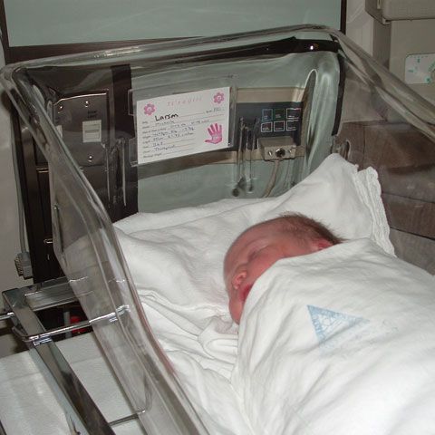 Un bebeluş din Arad a ajuns la spital, cu un ac înfipt în spate