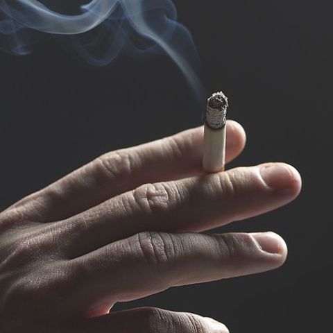 Interzicerea fumatului reduce riscul atacului de cord la nefumători