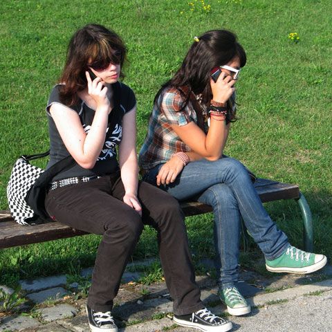 Tinerii se simt neajutoraţi, izolaţi şi singuri fără telefonul mobil