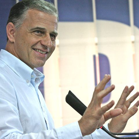 Mircea Geoană l-ar învinge pe Traian Băsescu în turul II