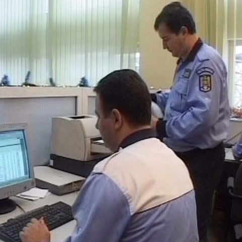 Cei doi poliţişti de la Serviciul Rutier Braşov arestaţi pentru mită au fost trimişi în judecată