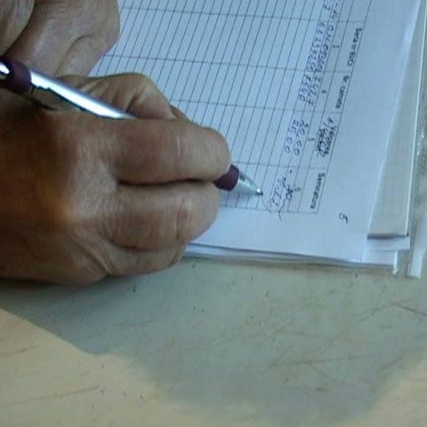 În Mureş, se împart alimente pensionarilor şi se strâng semnături 