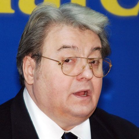 Lansarea lui C.V. Tudor a avut loc în stradă. Liderii PRM spun că li s-a interzis accesul în Teatrul Odeon