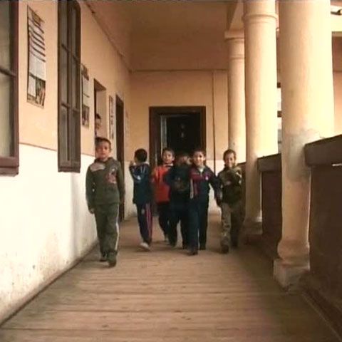 Sute de copii din Mureş învaţă într-o şcoală veche de aproape 200 de ani