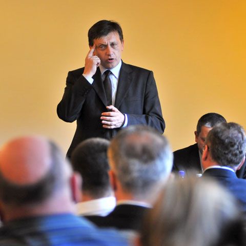 Idei de campanie: Antonescu vrea un tandem preşedinte-Patriarh pentru regenerarea morală a României