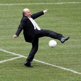 Sepp Blatter ţine cu dinţii de scaunul FIFA