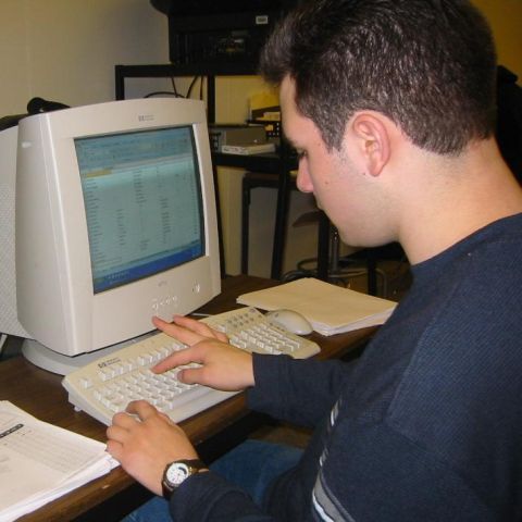 Aproape 75% dintre studenţi aleg internetul în locul bibliotecilor