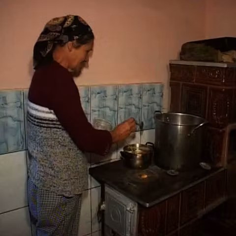 Cum nu au bani de medicamentele din reţete, bătrânii din Bistriţa recurg la leacuri tradiţionale