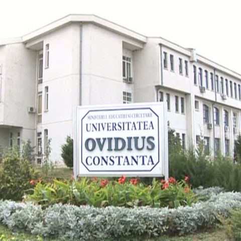 Un profesor şi o studentă au ajuns la spital după ce tencuiala din sala de clasă le-a căzut în cap