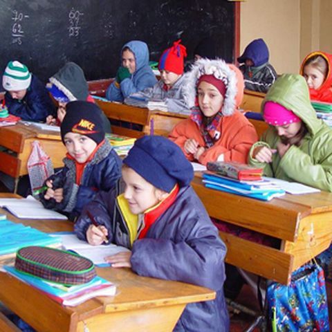 Peste 200 de elevi din Petroşani nu fac ore din cauza frigului din clase