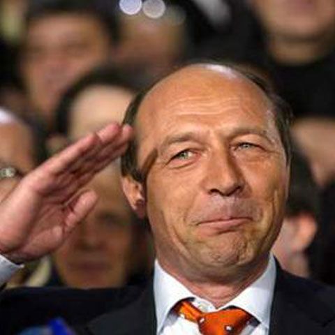 Băsescu le-a mai pus stele generalilor Neculai Onţanu, Gabriel Oprea şi Anghel Iordănescu