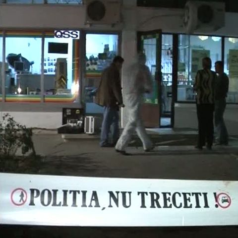 Doi hoţi mascaţi au furat 2.000 de lei de la o agenţie Loto