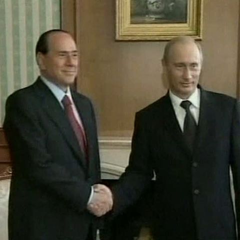 Berlusconi şi-a anulat o întâlnire cu Regele Iordaniei, ca să chefuiască cu Putin