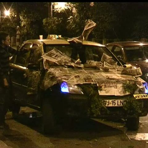 Farsă de taximetrişti: maşină pe butuci şi tapetată cu ziare, pe o stradă din Târgu-Jiu