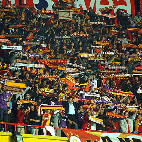 Fanii dinamovişti l-au înjurat pe Hagi, turcii au replicat..."I love you, Hagi!"