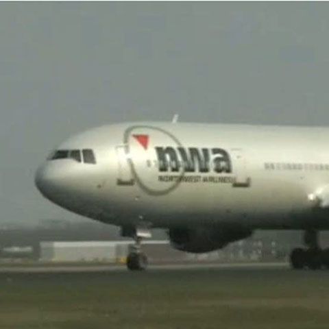 Prinşi într-o discuţie aprinsă, piloţii unei curse Northwest Airlines au uitat să aterizeze