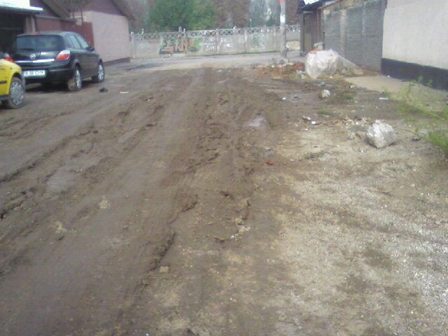 Strada Circulaţiei din Bucureşti este neasfaltată 