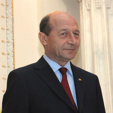 President Traian Basescu inks decree to organize referendum for unicameral Parliament on November 22