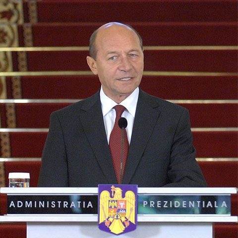 Celor care fac referendum pe prostituţie sau droguri le lipseşte inteligenţa politică, crede Băsescu