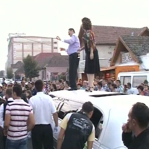 România reală: Poliţiştii au oprit traficul de pe o stradă din Sebeş pentru o nuntă. VEZI IMAGINI