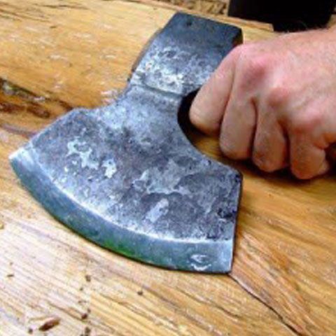 ŞOCANT: Doi adolescenţi ruşi au ciopârţit un bărbat ca să vadă cum îi bate inima