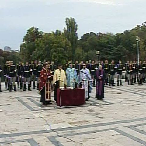 Drapelul naţional a fost arborat duminică în toate sediile instituţiilor militare