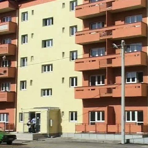 60 de familii din Hunedoara s-au mutat într-un bloc ANL fără utilităţi 