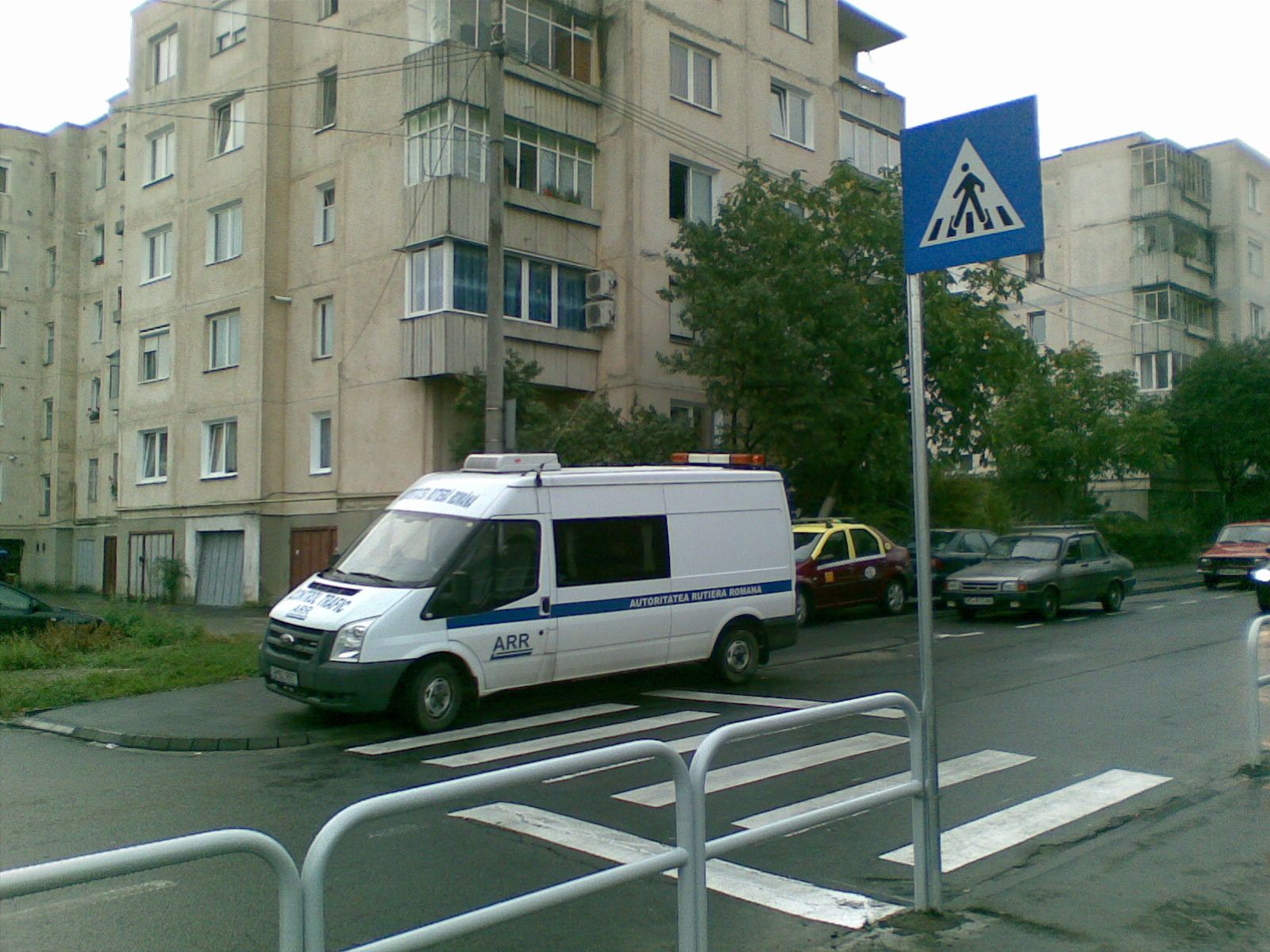 Autoritatea rutieră parcată pe trecerea de pietoni 