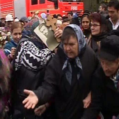 Credincioşii care s-au adunat la sfintele moaşte, din Dealul Mitropoliei, s-au înghesuit la sarmale