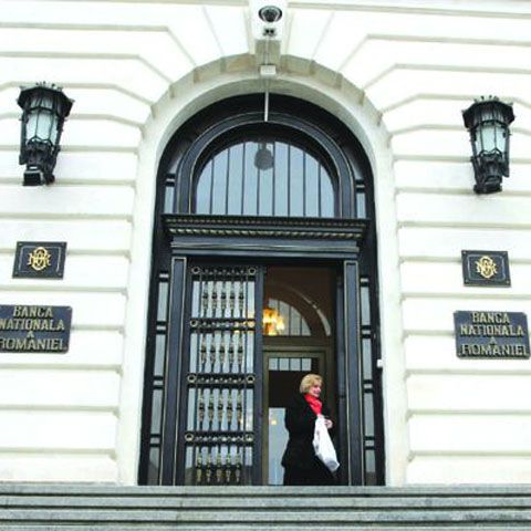 Băncile se împrumută cu 8% de la BNR, dar cer 10% de la stat 