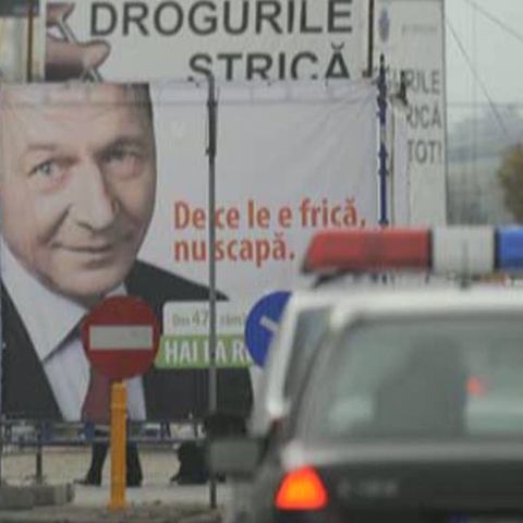 Preşedintele Băsescu sperie copiii cu afişele de campanie, potrivit unui deputat PSD