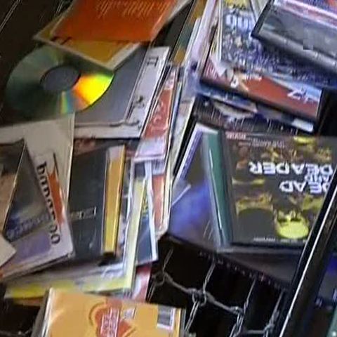 Câinii poliţişti sunt antrenaţi şi pentru depistarea CD-urilor şi DVD-urilor piratate