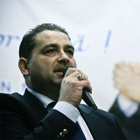 Candidatul Constantin Potîrcă promite să şteargă toate datoriile românilor, dacă va ajunge preşedinte