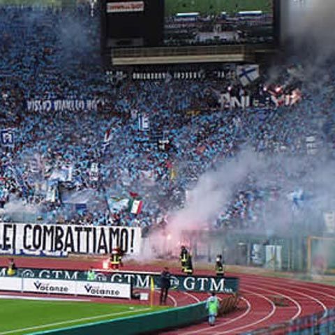 Fanii lui Lazio şi-au atacat favoriţii cu petarde!
