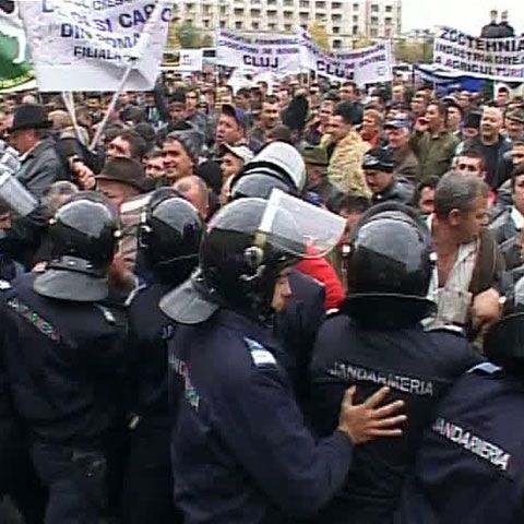 Fermierii furioşi: Au rupt gardurile de protecţie la Palatul Cotroceni şi ameninţă cu blocarea drumurilor