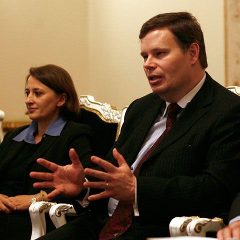 Reprezentanţii FMI vor negocia cu partidele politice