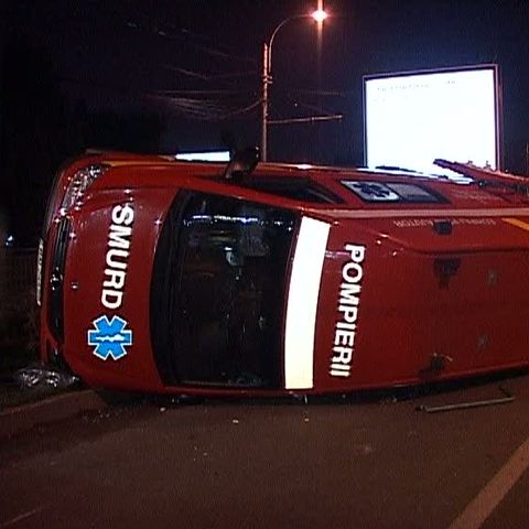 O ambulanţă care ducea un pacient la spital s-a răsturnat în Bucureşti 