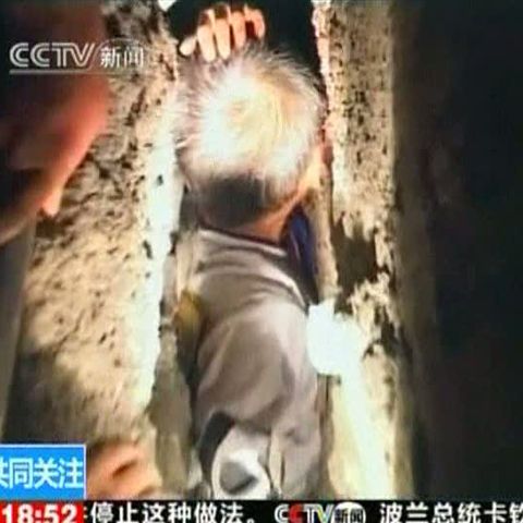Un copil din China a stat cinci ore blocat între zidurile a două clădiri 