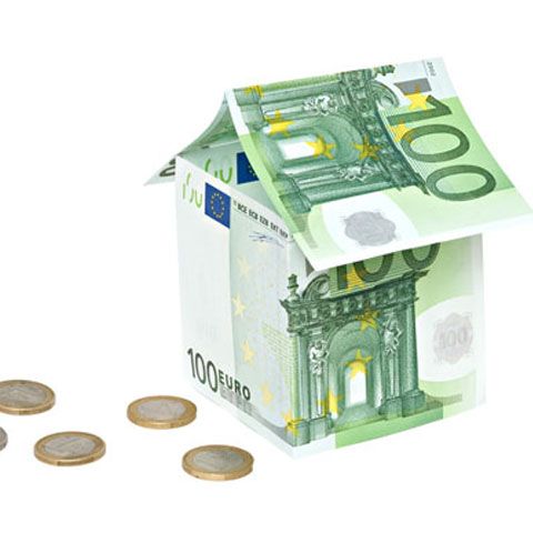 Un român plăteşte la notar de 14 ori mai mult decât un german pentru o tranzacţie imobiliară