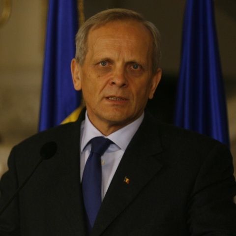 Pensiile şi salariile ar putea fi reduse până scăpăm de criză, avertizează Theodor Stolojan