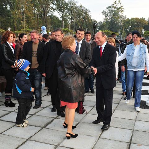 Odată ce s-ar face de râs, super-căpitanul Băsescu n-ar mai putea conduce nici măcar barca pe Cişmigiu, spun psihologii