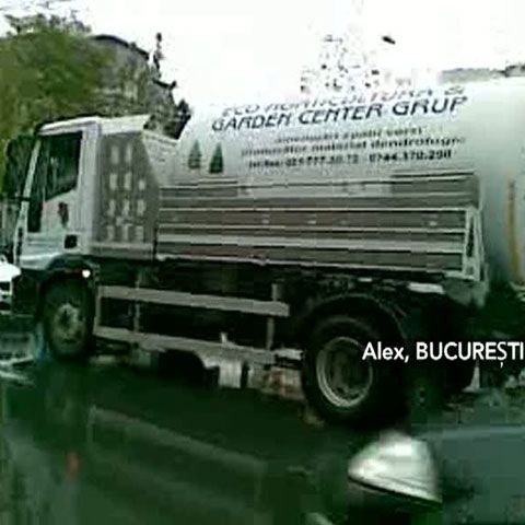 Angajaţii primăriei din Bucureşti udă spaţiile verzi pe timp de ploaie