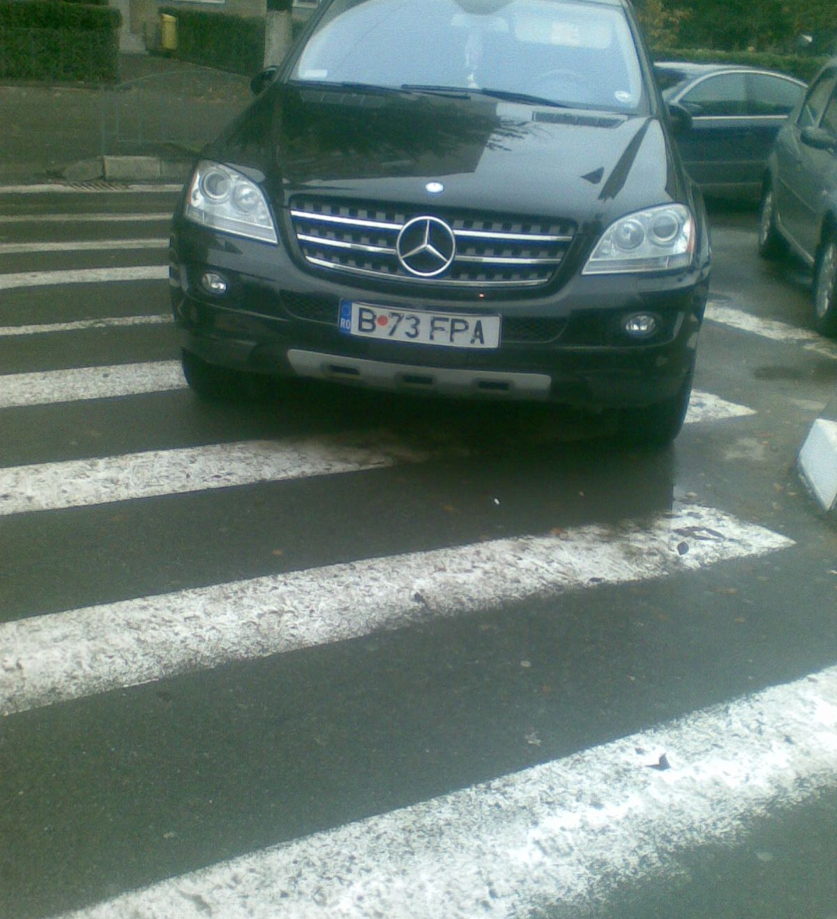 Trecere de pietoni blocată de maşinile parcate 
