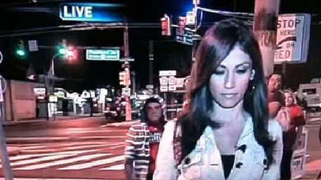 O reporteriţă a luat la bătaie un individ care îi făcea glume pe la spate- VEZI VIDEO