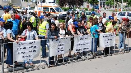 Circa 50 de însoţitori ai copiilor cu handicap din Giurgiu au pichetat sediul Prefecturii
