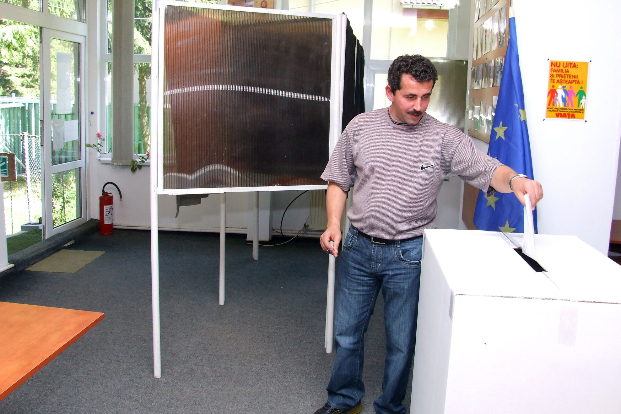 Poliţişti şi procurori vor ancheta 453 posibile cazuri de vot multiplu de la europarlamentare