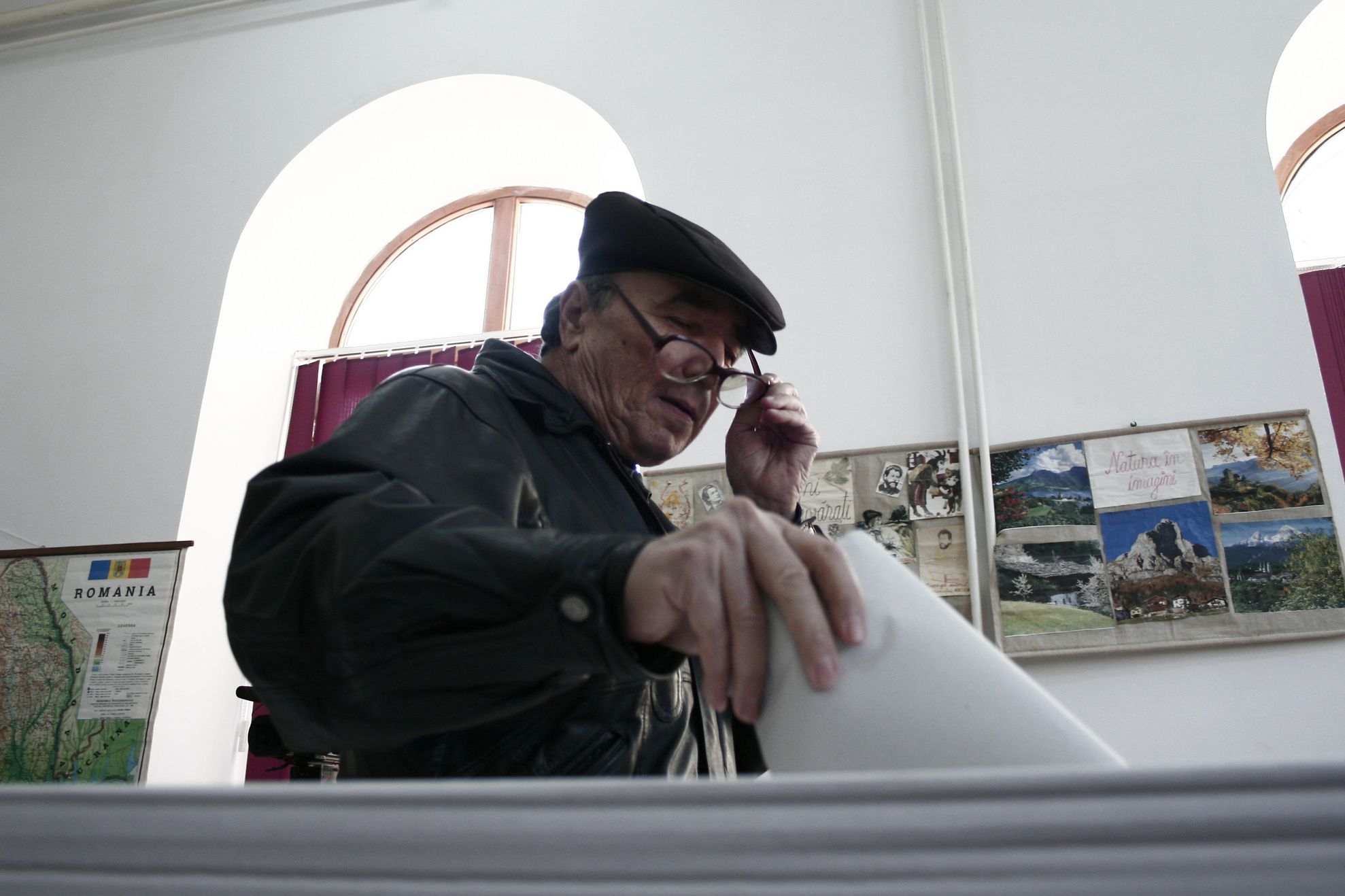 REZULTATE FINALE - turul I: Traian Băsescu - 32,44%, iar Mircea Geoană - 31,15%