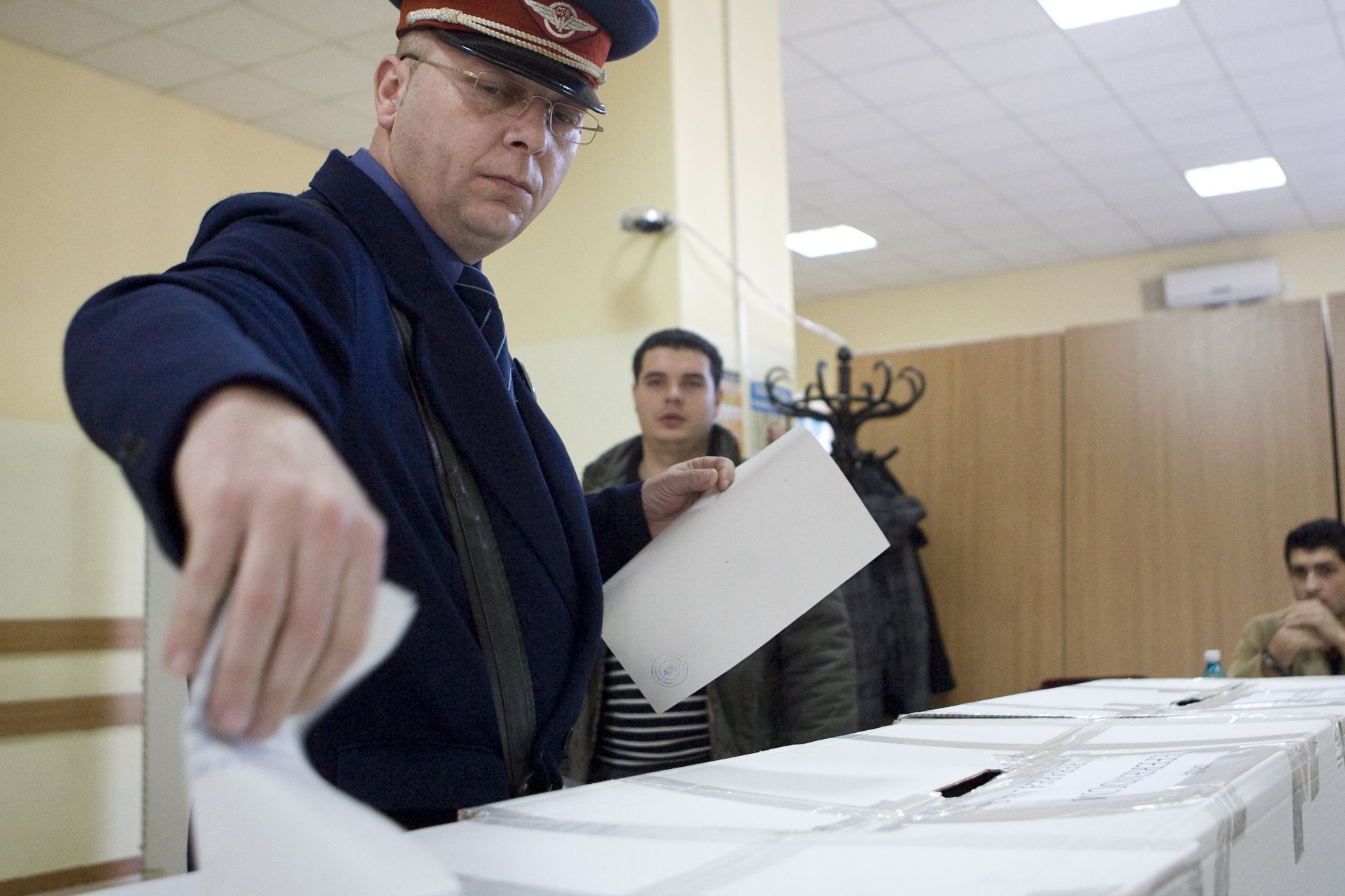 Orăşenii cu studii medii l-au votat pe Băsescu, iar cei de la sate cu studii gimnaziale, pe Geoană, potrivit INSOMAR