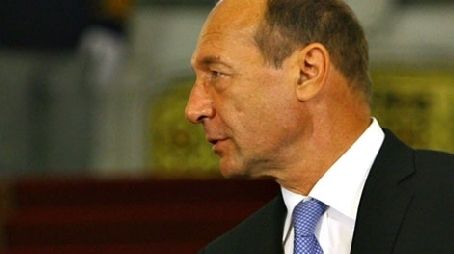 CAMPANIA PE INTERNET: Cum ar fi fost trucat filmul cu pumnul lui Băsescu