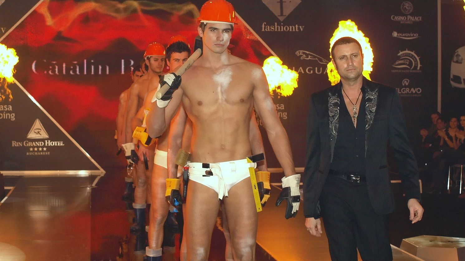 Ultimele tendinţe în modă, prezentate la Bucharest Fashion Week